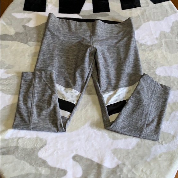 Women’s pink Victoria’s Secret Crops leggings - Picture 4 of 10